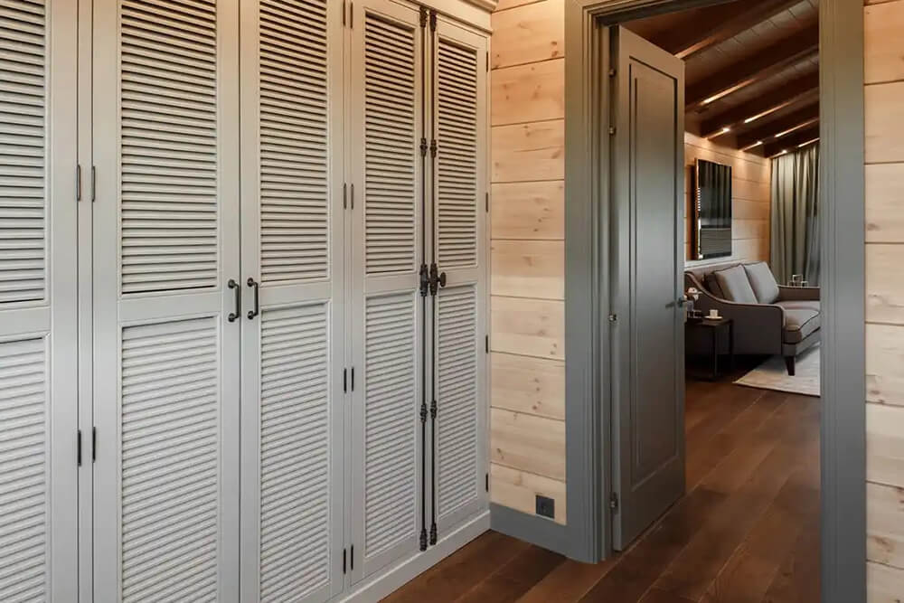 Гардеробная комната с американскими дверями Гардеробная комната с американскими дверями