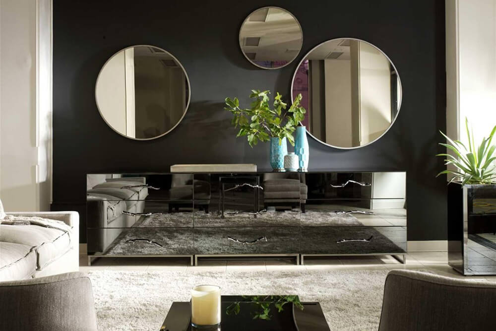 Три зеркала на стене гостиной